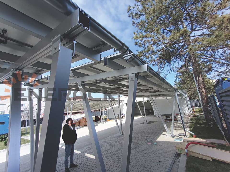 65KW-os vízálló napelemes autóbeálló-szerelő rendszer Romániában
