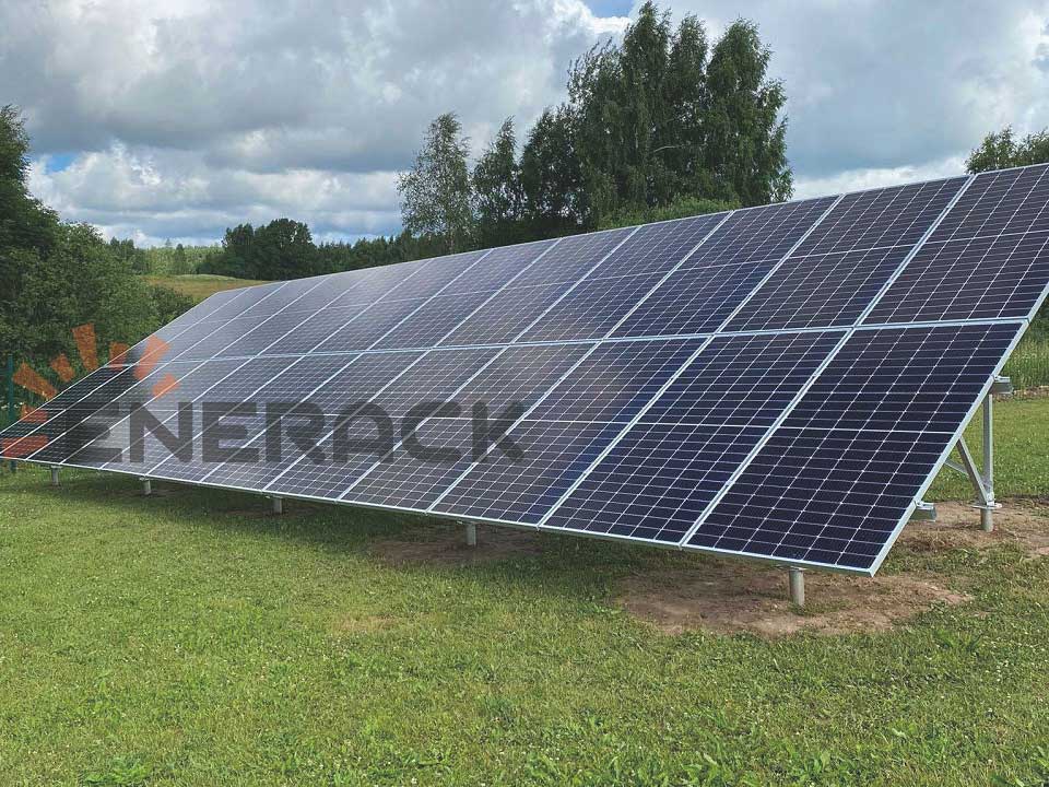 12 kW-os szabványos talajra szerelhető rendszer Lettországban