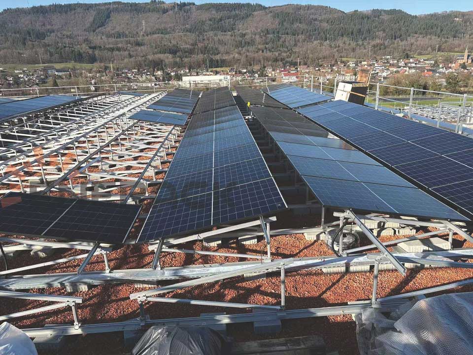 1 MW-os zöldtető-szerelő rendszer Svájcban